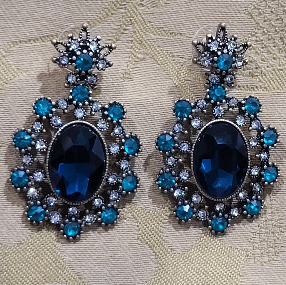 Opulant Blue and Silver Drop Earrings with Starburst Design